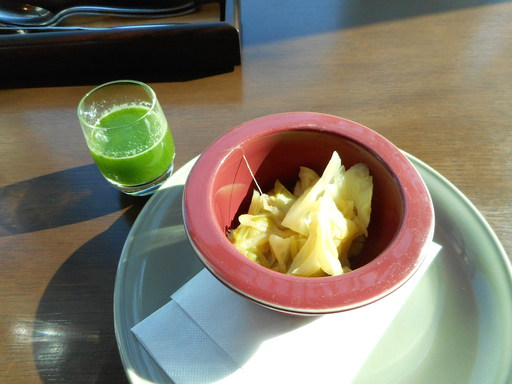 小松菜のフレッシュジュースとガルニエール