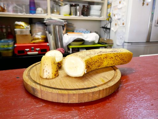 カウンターの上のバナナ