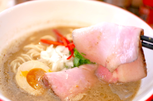 広島産生牡蠣と京都の白味噌を使用した濃厚牡蠣出汁の西京味噌ラーメン