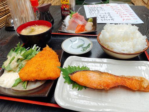 銀鮭とアジフライ定食