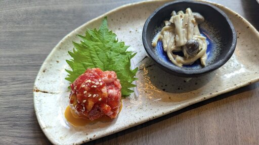 にくTATSUユッケとキノコのチーズマリネ
