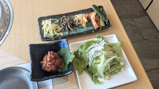 キムチとナムルの盛り合わせ、自家製ドレッシングのサラダ、ユッケ