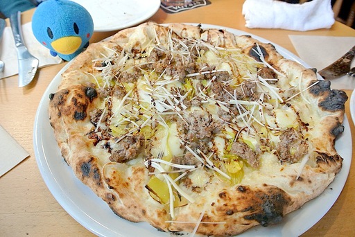 合鴨のサルシッチャとポロネギ、バルサミコソースのピッツァ